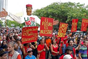 Thousands of UPR students marching to show their support one month into the strike